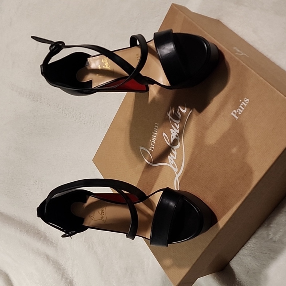 NWT Christian Louboutin